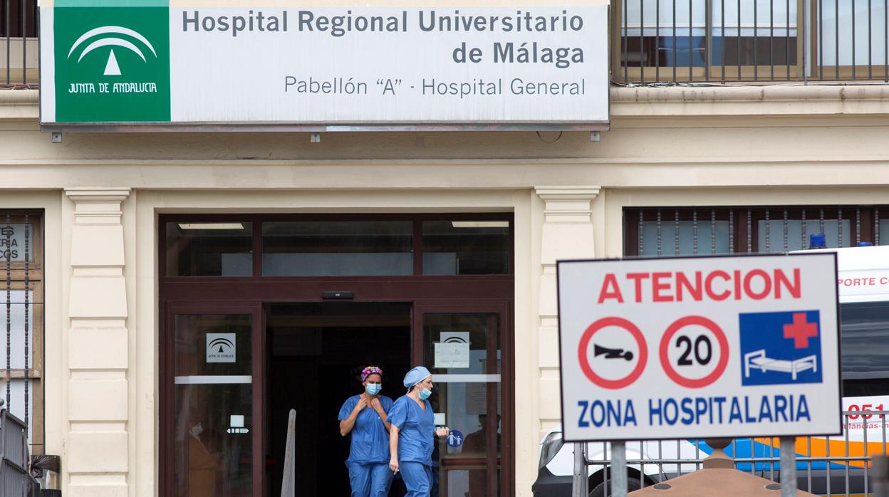 Dos sanitarias del Hospital Regional Universitario de Málaga salen del centro médico