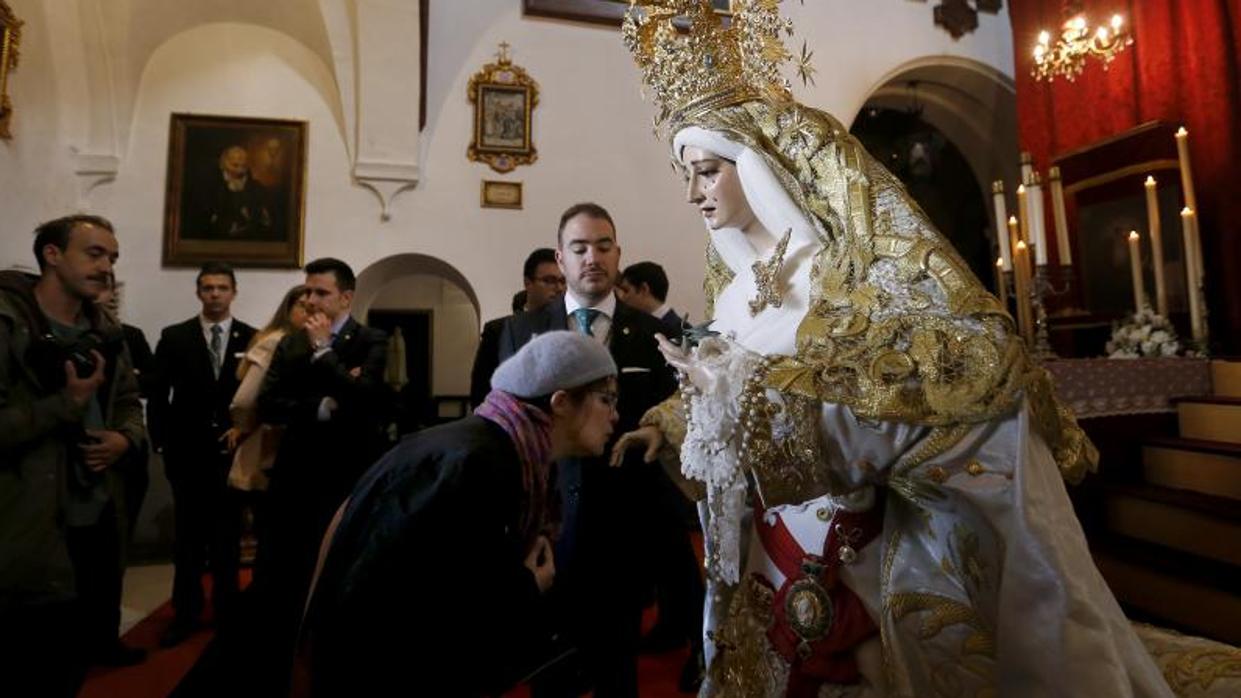 Besamanos a la Virgen de la Paz y Esperanza