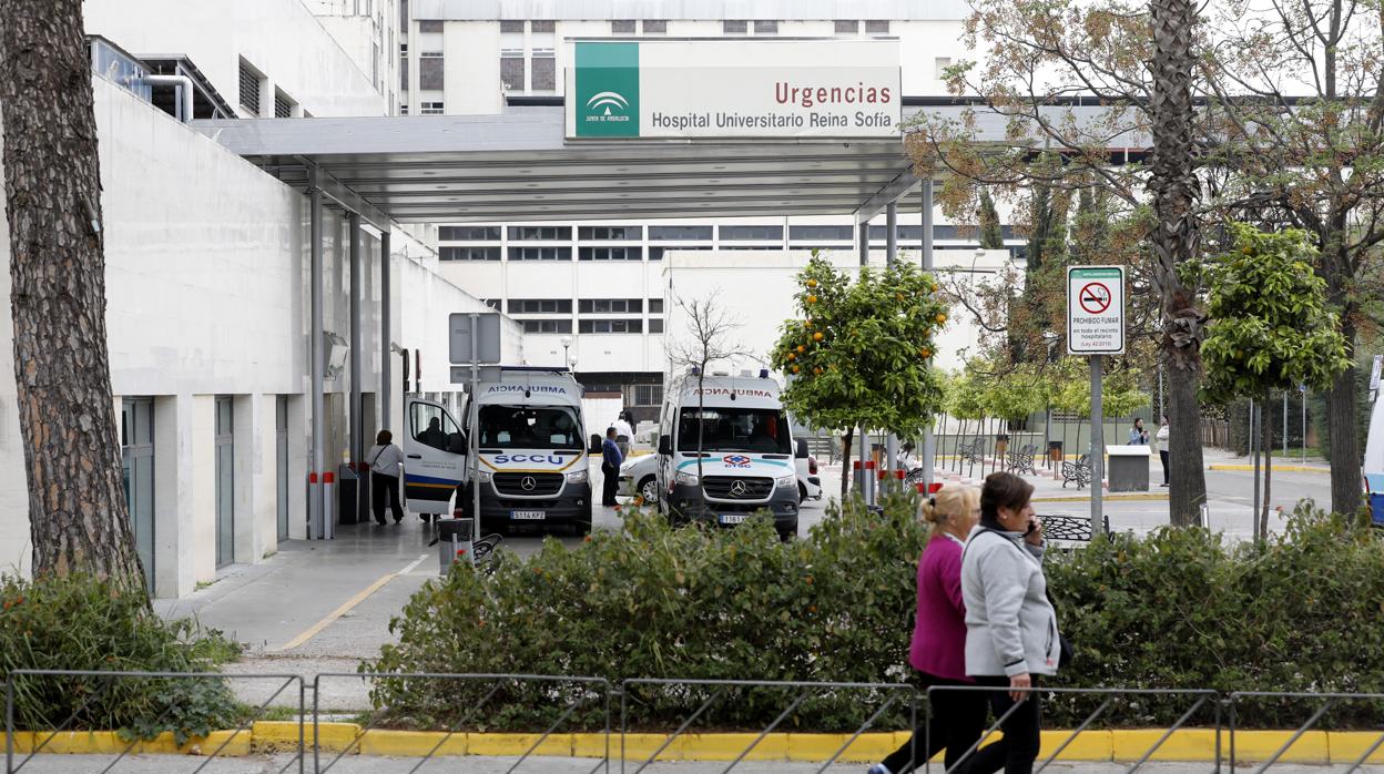 Acceso a Urgencias del Hospital Reina Sofía donde ha fallecido este hombre de 74 años