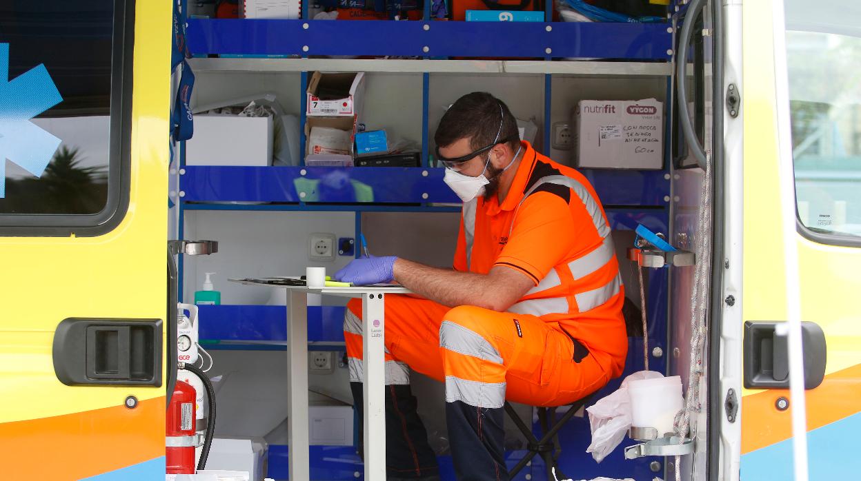 Un enfermero en una ambulancia preparada en Málaga para realizar los llamados test rápidos contra el coronavirus