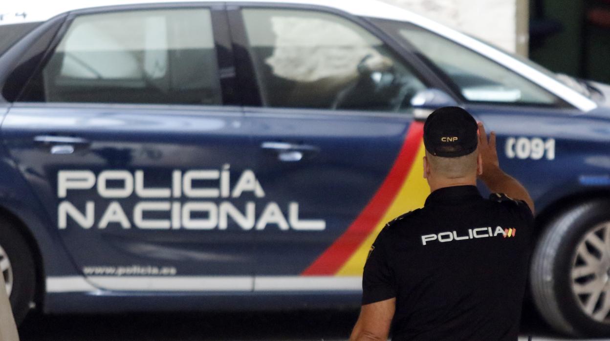 Un agente de la Policía Nacional