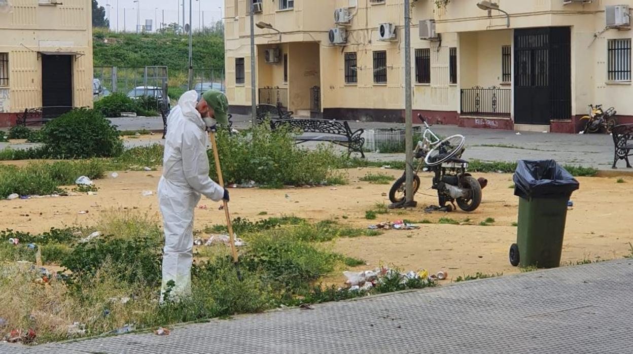 Un operario de Sadeco, este lunes, en las labores de limpieza y desinfección del Guadalquivir