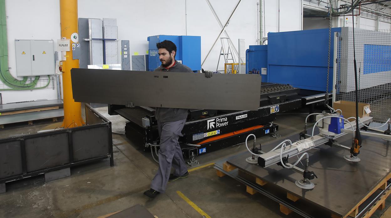 Imagen de archivo de un trabajador en una planta industrial