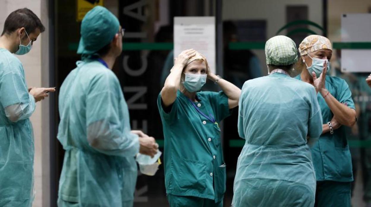 Personal sanitario a las puertas del Reina Sofía, la semana pasada