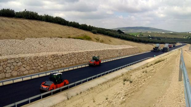 Suspendida la apertura al tráfico de la glorieta que cierra la Variante de Lucena