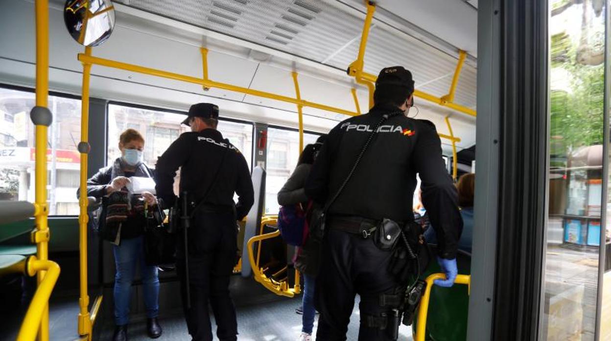 Agentes de la Policía Nacional durante un control por las medidas de aislamiento en Córdoba