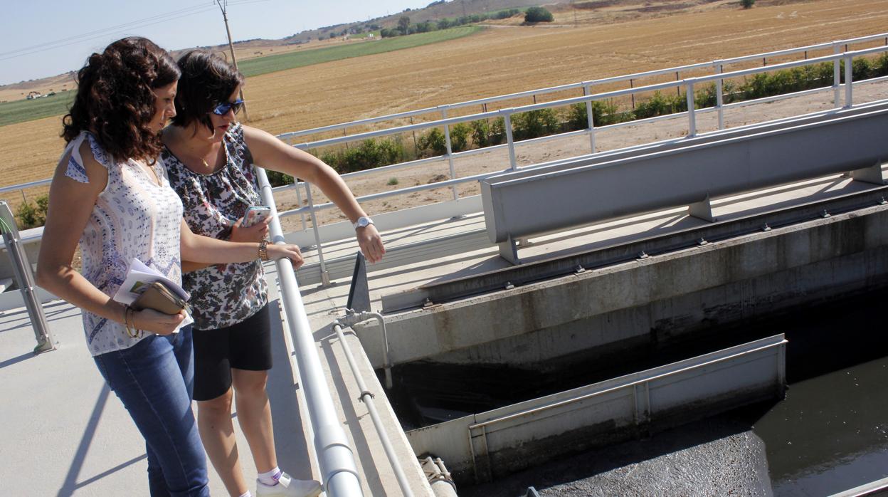 Sobre estas líneas, una estación de depuración de aguas residuales, más conocida como EDAR