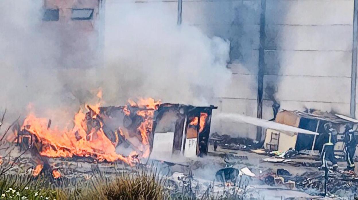 Bomberos sofocan el incendio del poblado chabolista