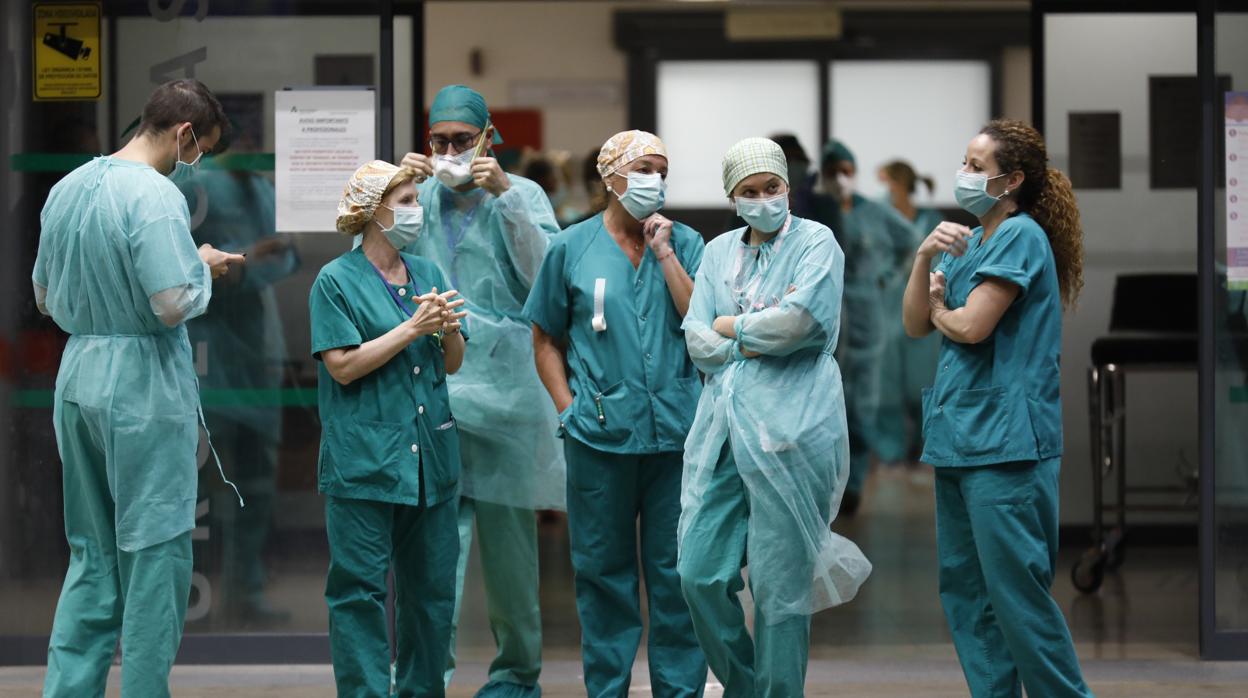 Personal sanitario, a las puertas de las Urgencias del Reina Sofía