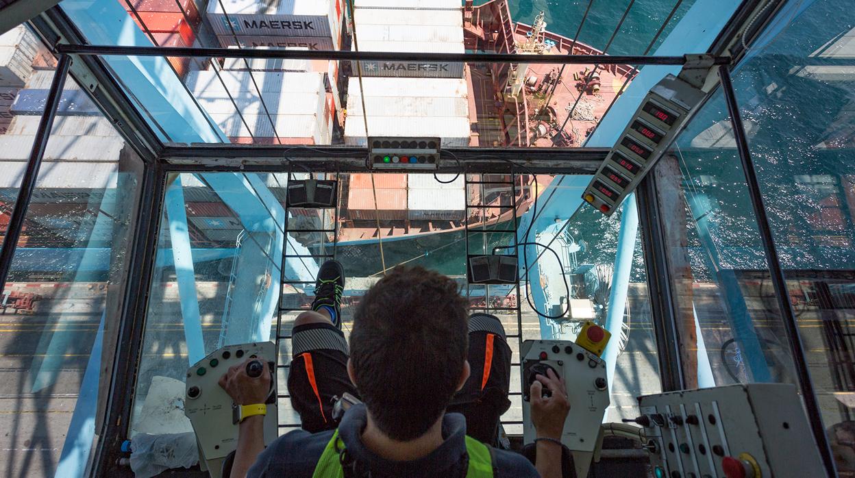 Un operario de grúa de la terminal de Maersk en Algeciras, en una imagen de archivo