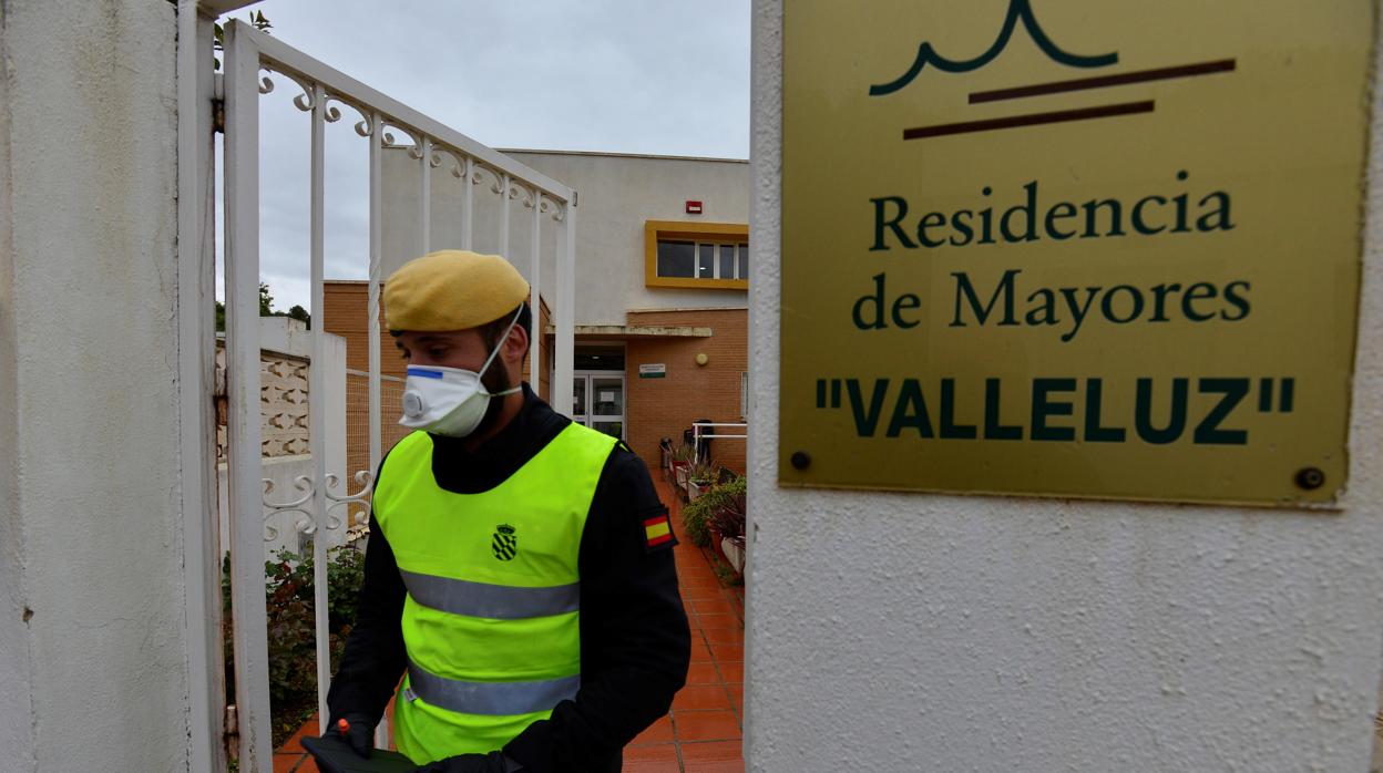 Efectivos de Unidad Militar de Emergencias (UME) a su llegada a la residencia de mayores «Valleluz» en el municipio almeriense de Illar