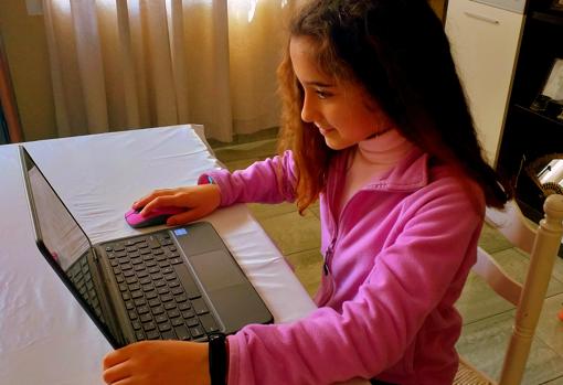 Una alumna trabajando con su Chromebook desde casa