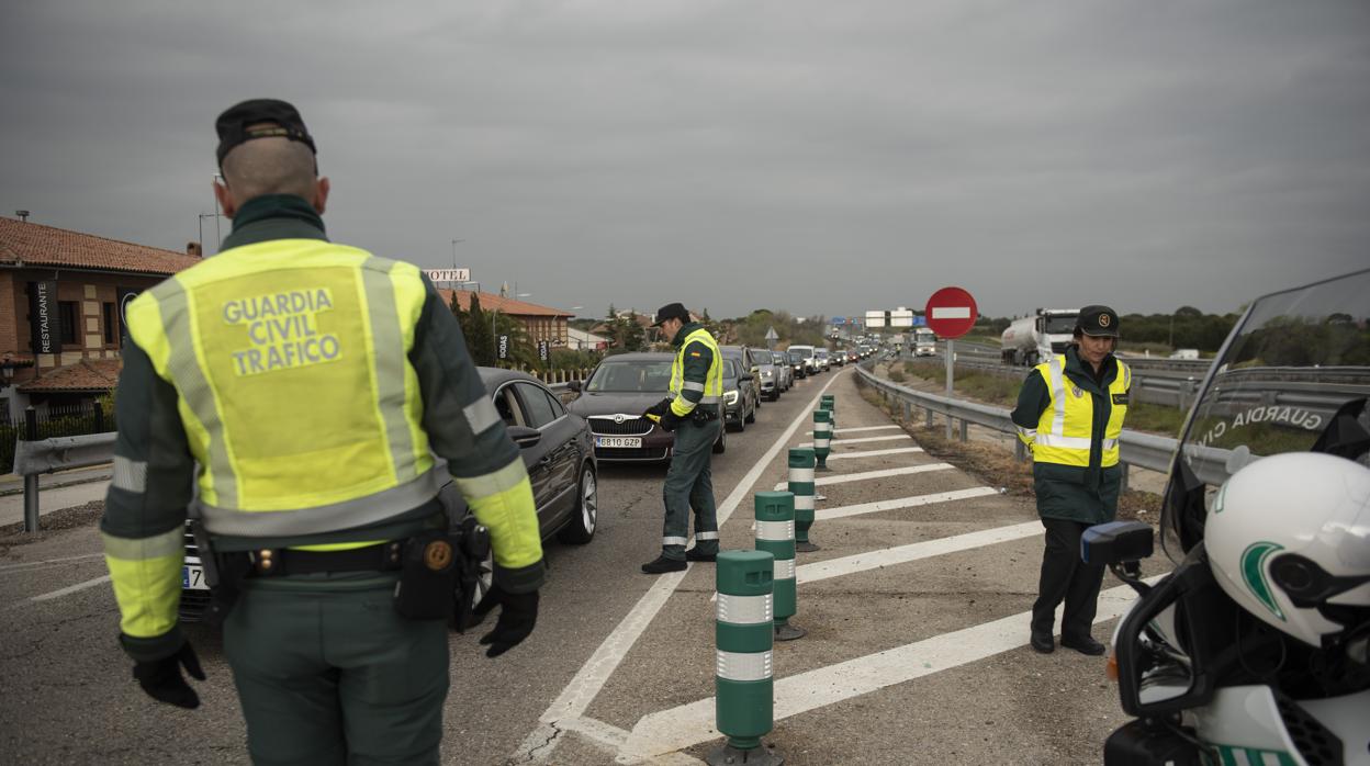 Agentes de la Guardia Civil en un control