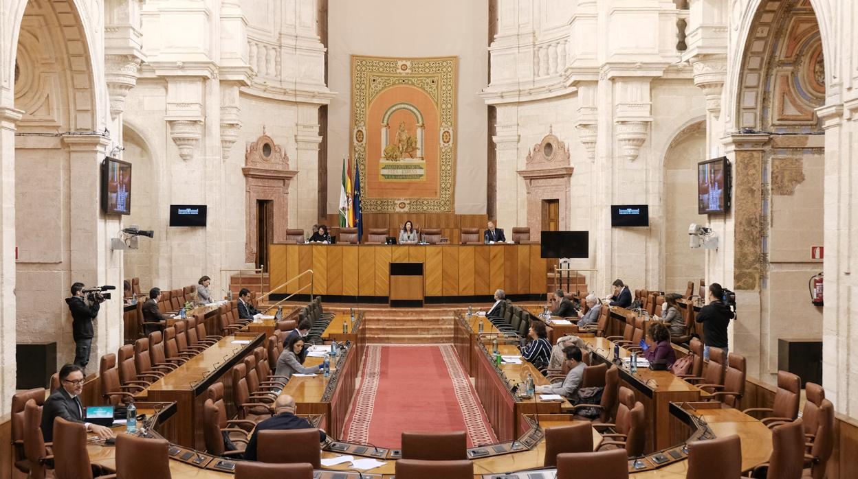 Reunión de la Diputación Permanente en el salón de plenos del Parlamento andaluz