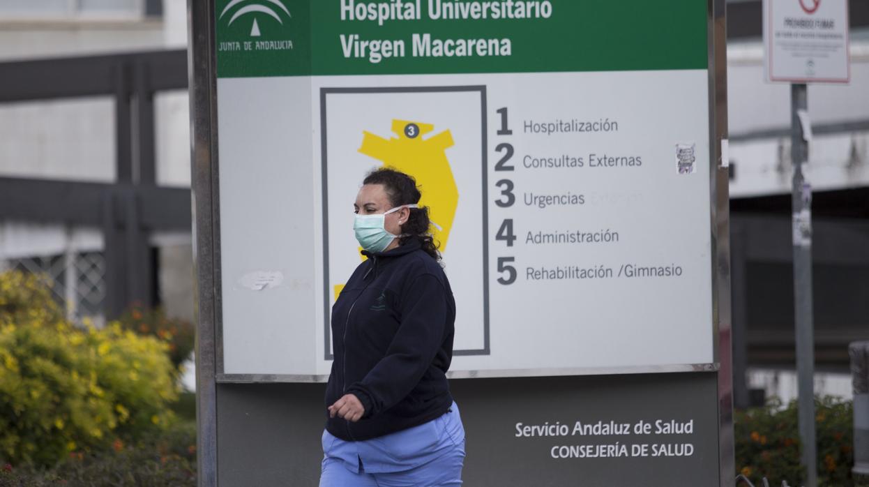 Sanitaria en el hospital Virgen Macarena de Sevilla