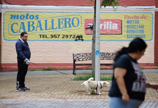 Dos vecinos, ayer a mediodía en el barrio