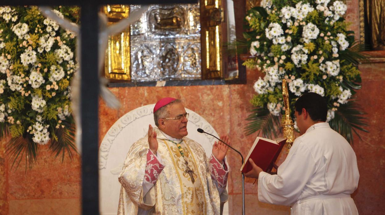 El obispo, Demetrio Fernández, durante la celebración de los oficios del Jueves Santo