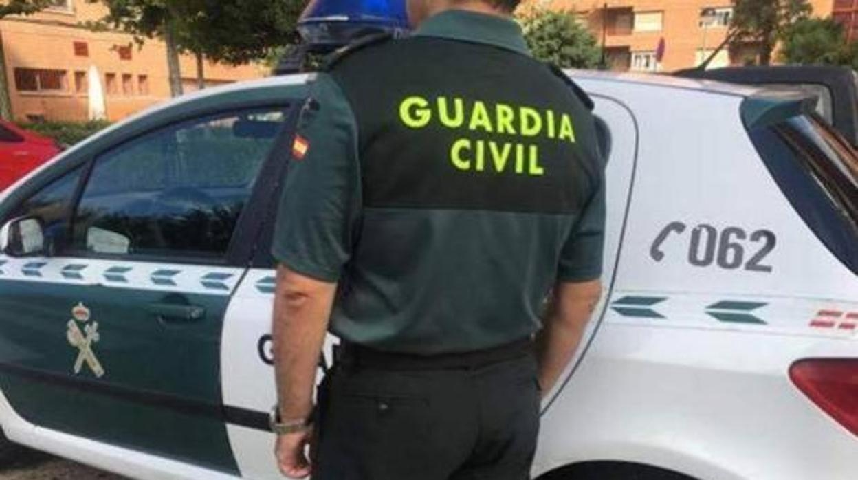 Un agente de la Guardia Civil