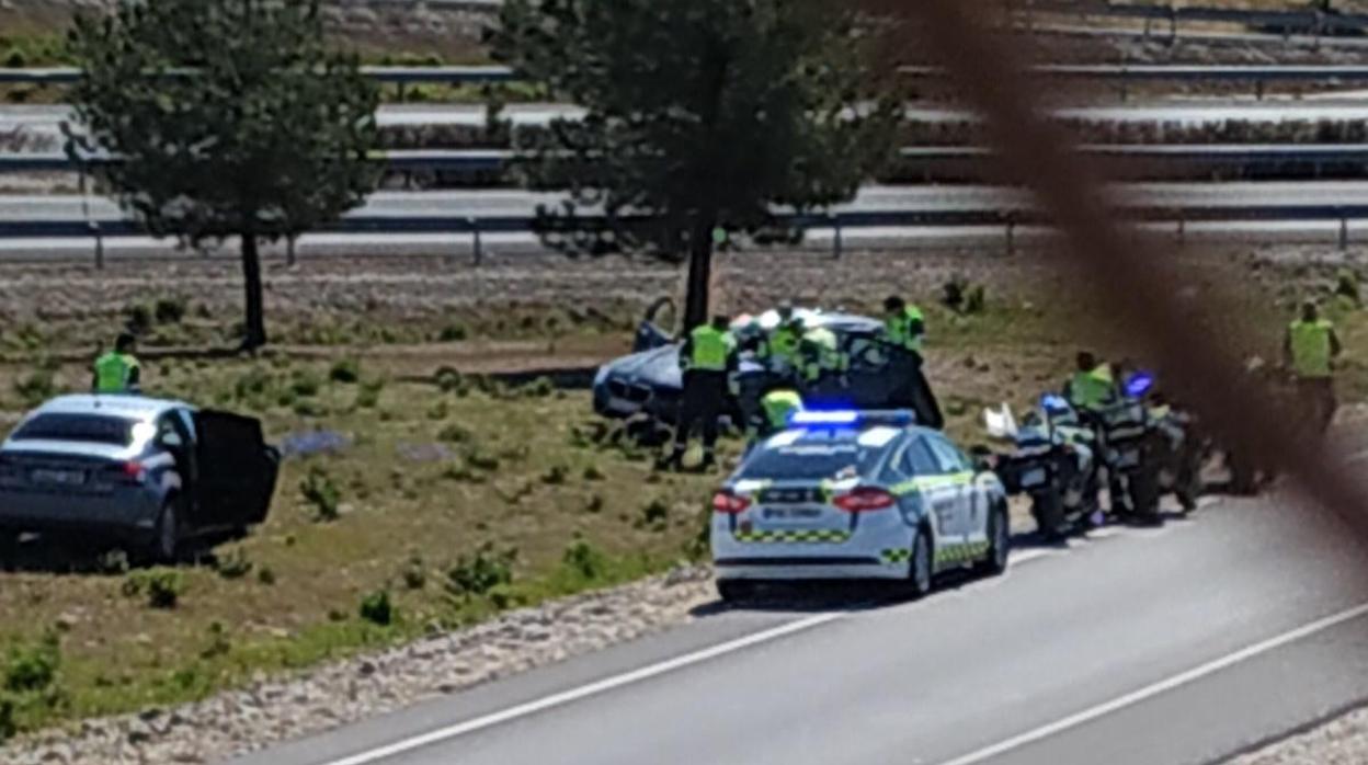 Momento de la detención del conductor que saltó un control en Lucena y sufrió un accidente