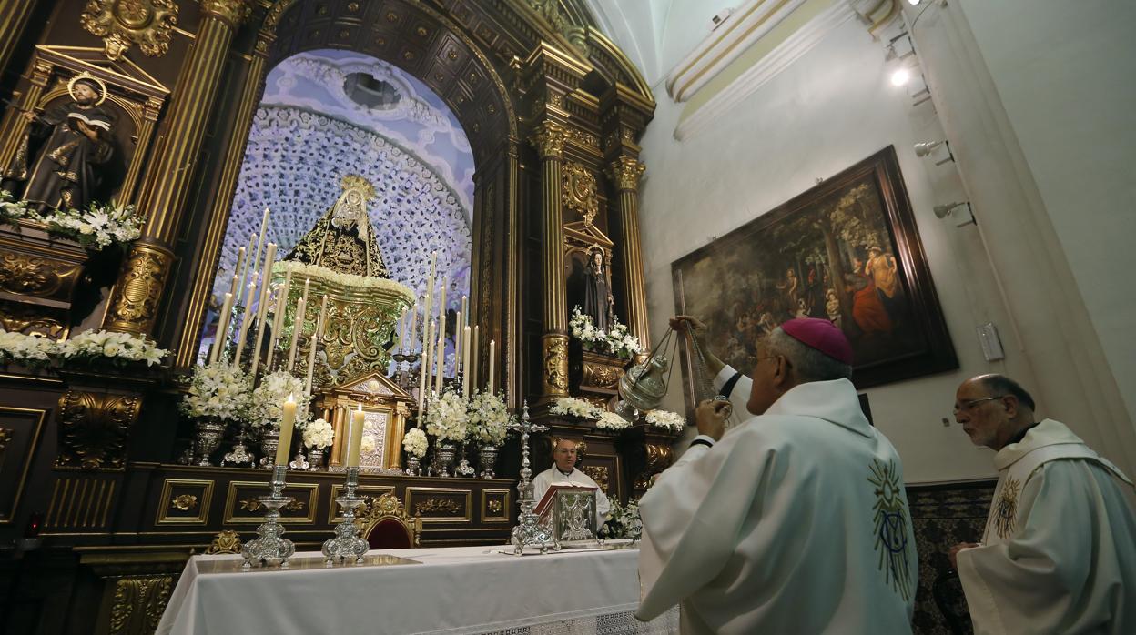 El obispo de Córdoba, Demetrio Fernández, ante la Virgen de los Dolores