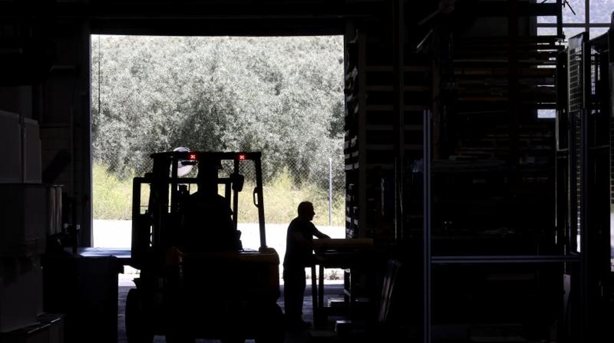 Trabajadores en una fábrica de Córdoba