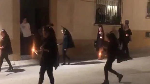 Una «procesión» de mujeres disfrazadas con mantillas se salta el confinamiento por coronavirus en Jaén
