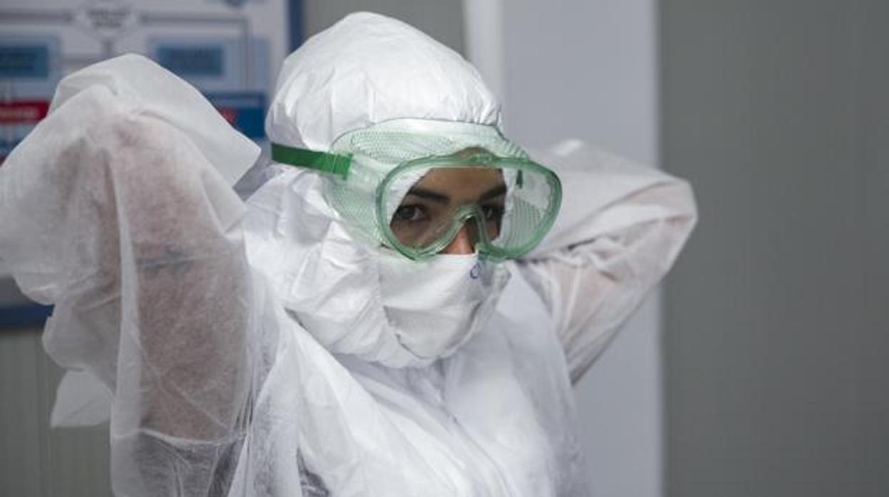 Una sanitaria con el traje y gafas de protección contra el coronavirus