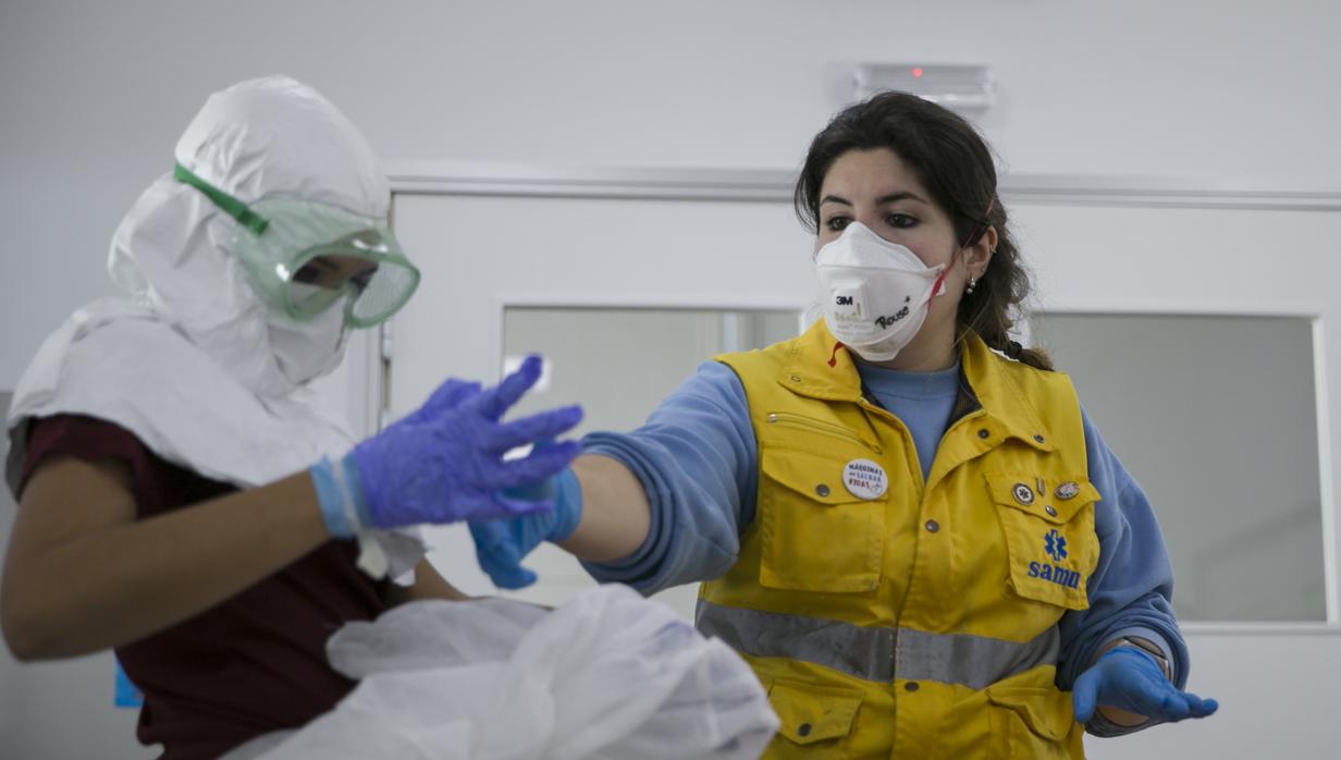 Personal sanitario se forma en los unifoermes de protección