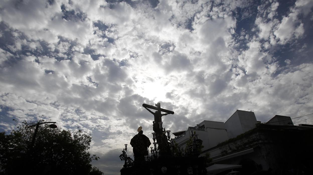 El Cristo de las Penas avanza en un Domingo de Ramos