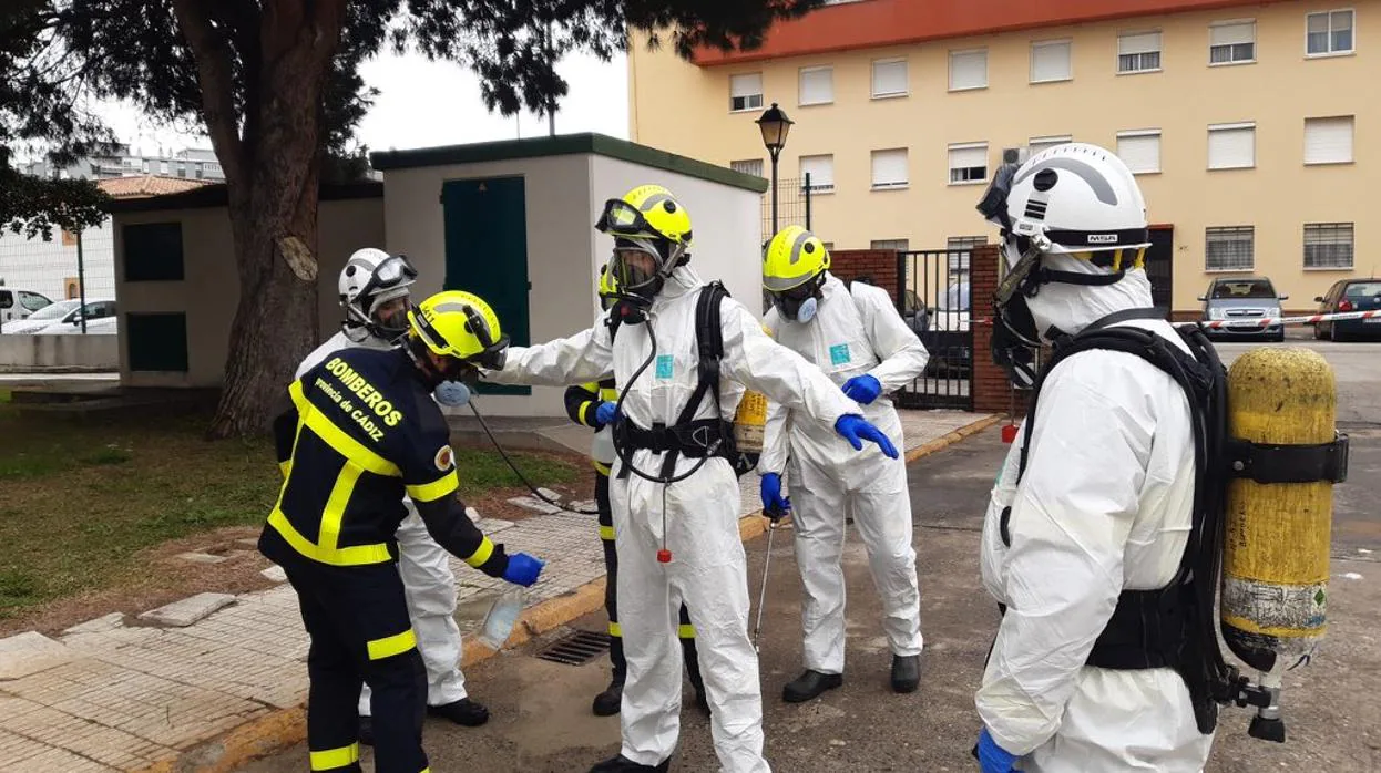 Efectivos del Consorcio de Bomberos de Cádiz han desinfectado este lunes la residencia donde ha fallecido una anciana