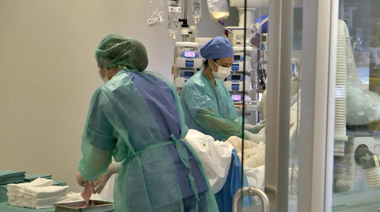 Sanitarios trabajando en un centro hospitalario