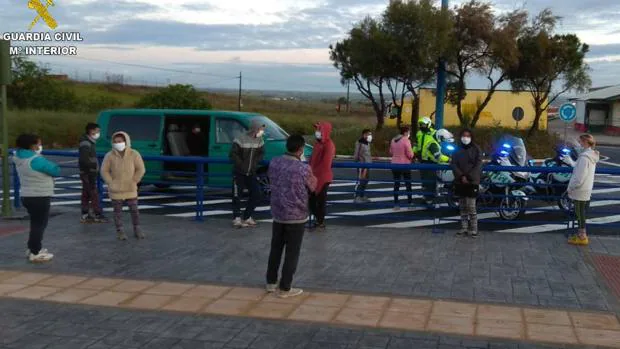 Pillan a trece personas en una furgoneta, dos en el maletero, circulando por Huelva