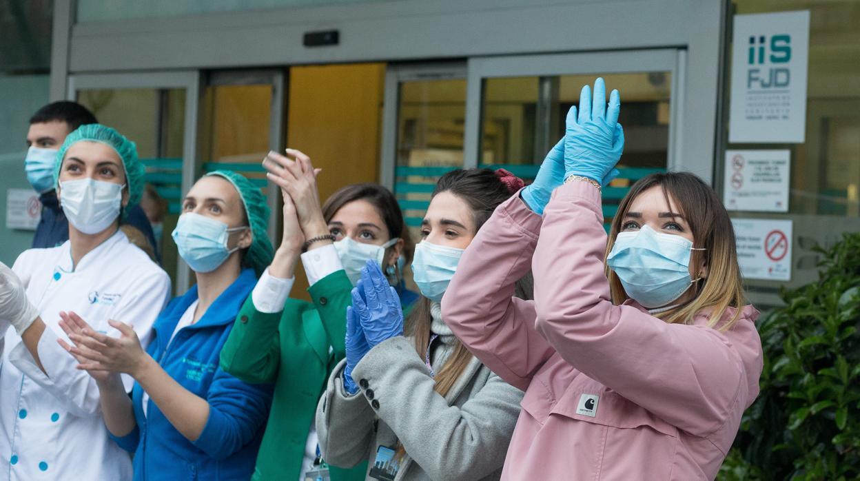 Sanitarios con mascarilla