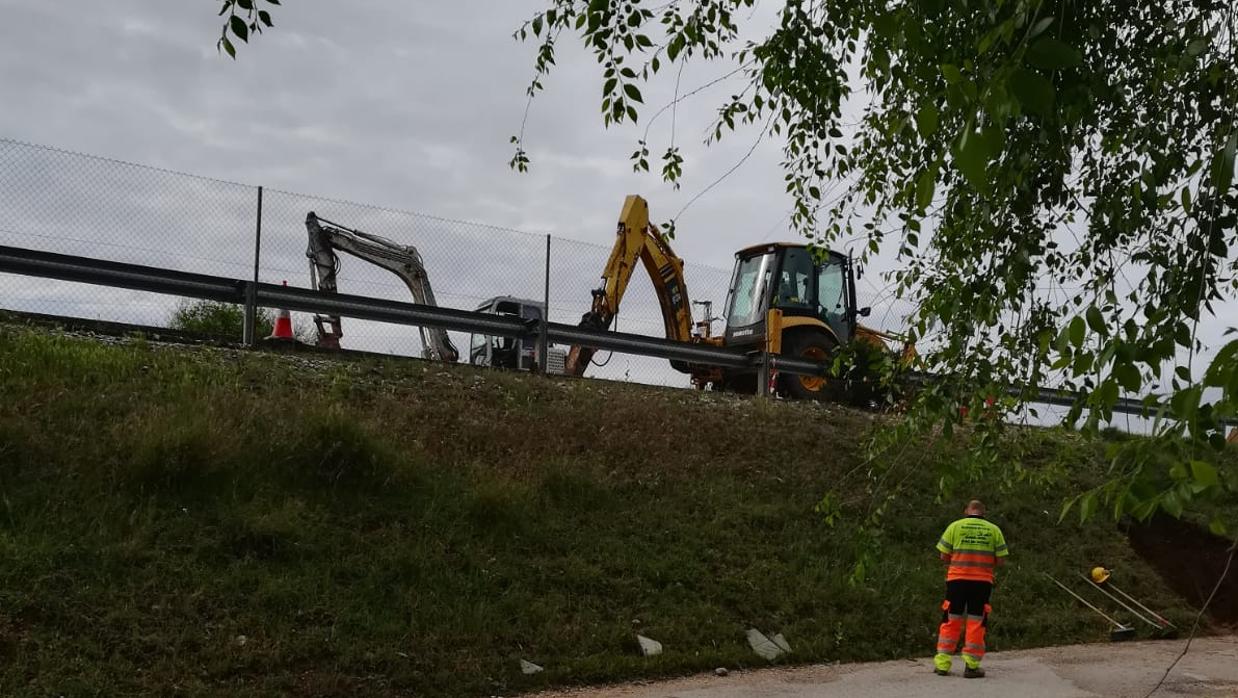 Maquinaria de Fomento en el lugar donde se ha producido el socavón