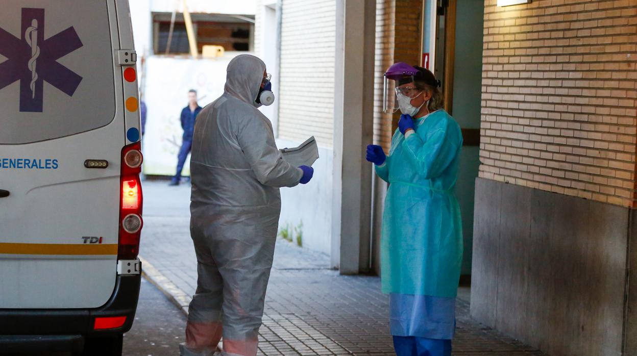 Un conductor de ambulancia llega a las urgencias del Hospital Virgen del Rocío de Sevilla