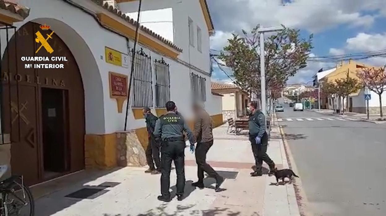 Uno de los investigados entrando al cuartel de Mollina