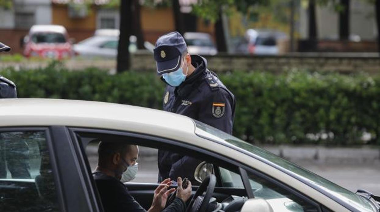 Un agente de la Policía Nacional para a un conductor para comprobar que tiene permiso para circular