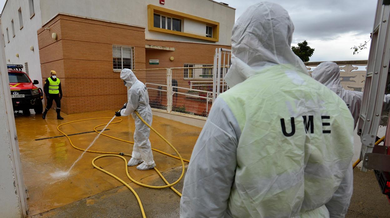 Miembros de la UME desinfectan una residencia de mayores en Íllar (Almería)