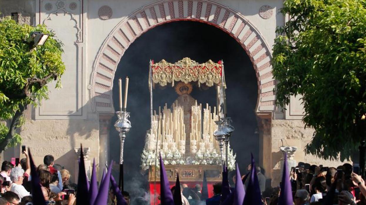 La Virgen de la Salud saliendo el pasado Martes Santo desde la Catedral