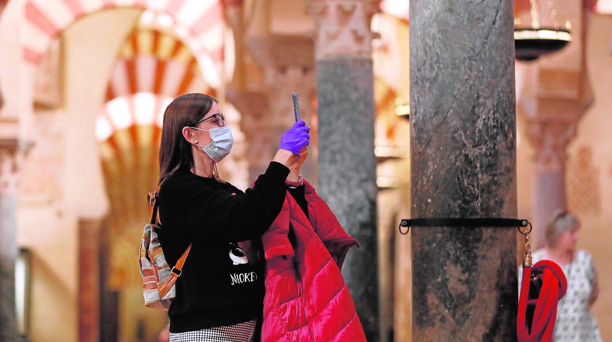 Una turista en el interior de la Mezquita-Catedral, antes de su cierre