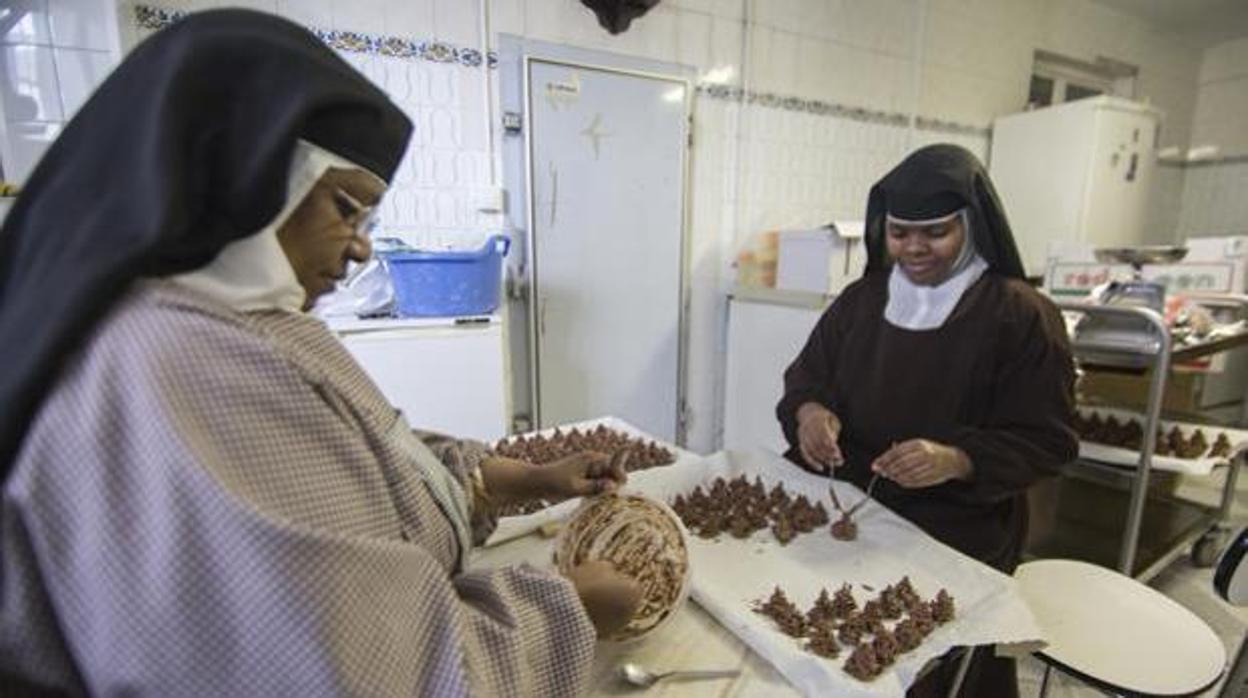 Dos monjas hacen dulces en una imagen de archivo