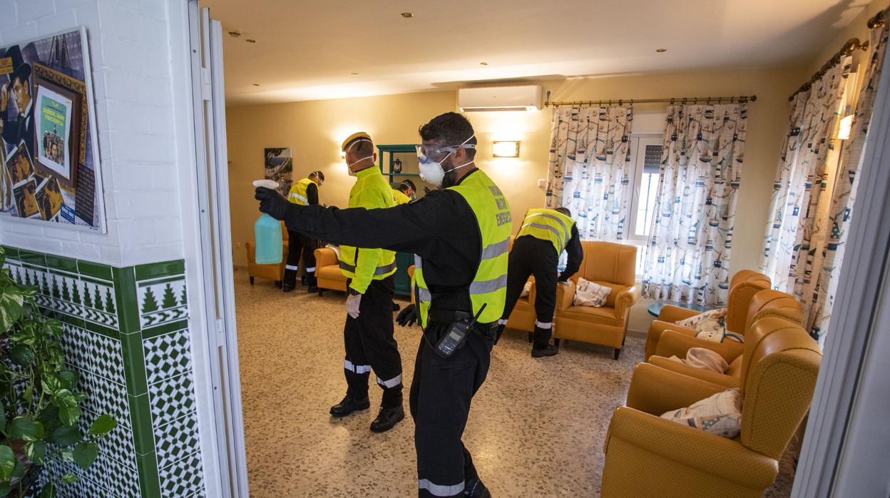 Miembros de la UME desinfectando la residencia Virgen del Rocío de Huelva