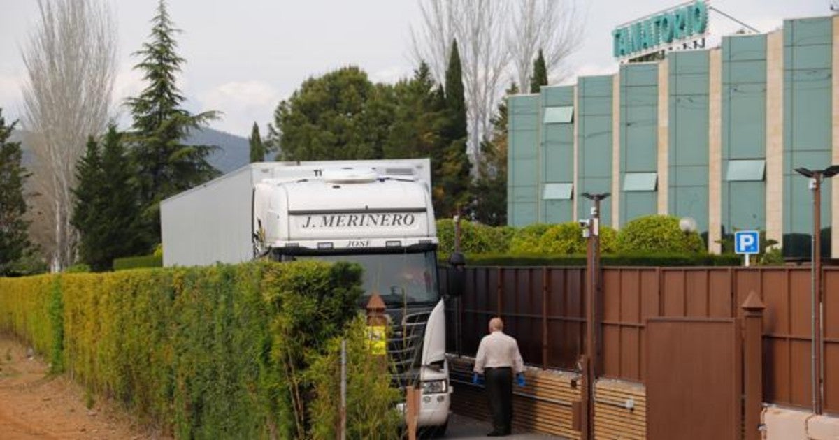 Un camión con féretros procedentes de Madrid llega a Córdoba para ser incenerados