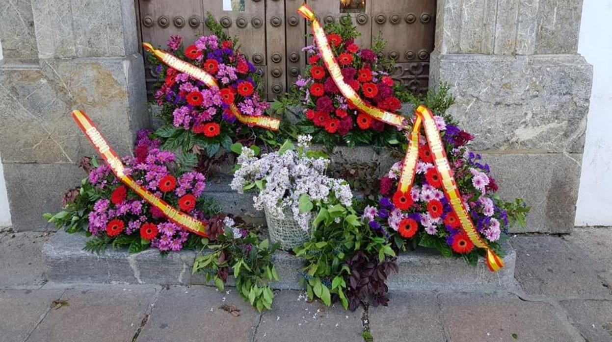 Las puertas de San Jacinto con una multitudinaria ofrenda floral