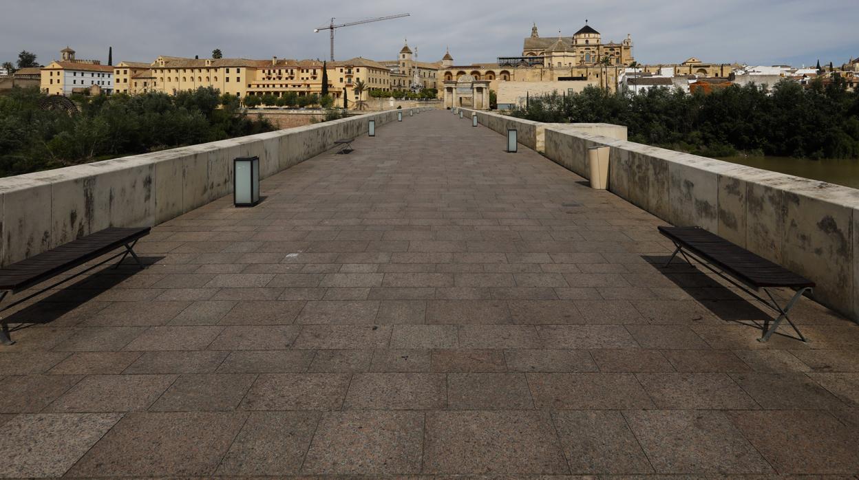 Desértica imagen del Puente Romano, durante el estado de alarma, con la Mezquita-Catedral al fondo