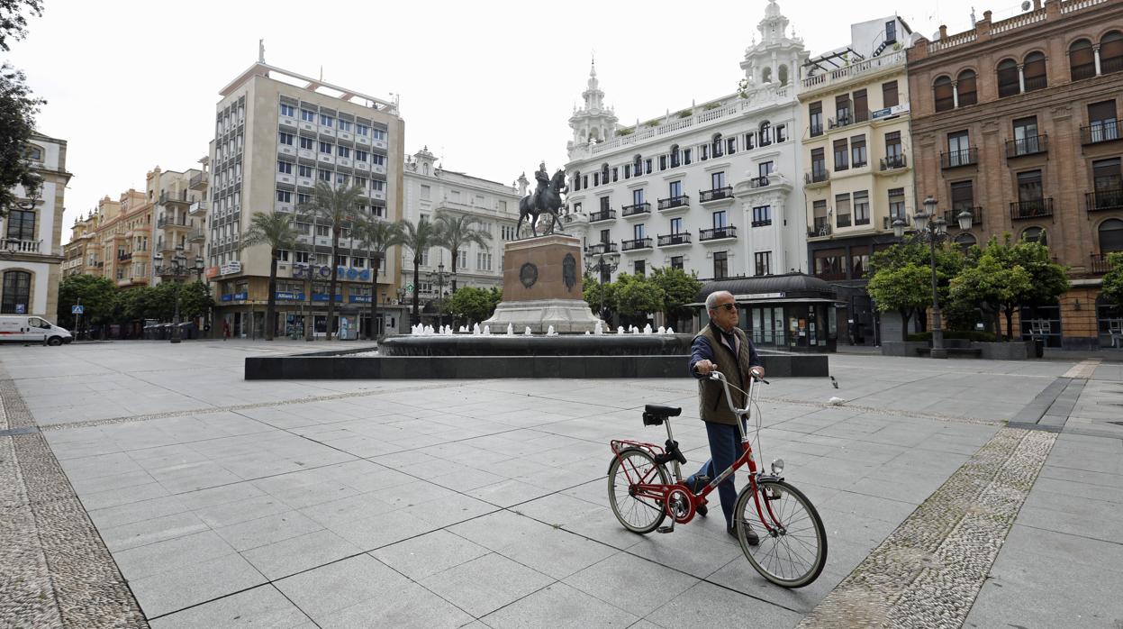 Un hombre pasa por la plaza de Las Tendillas de Córdoba, desierta durante el confinamiento