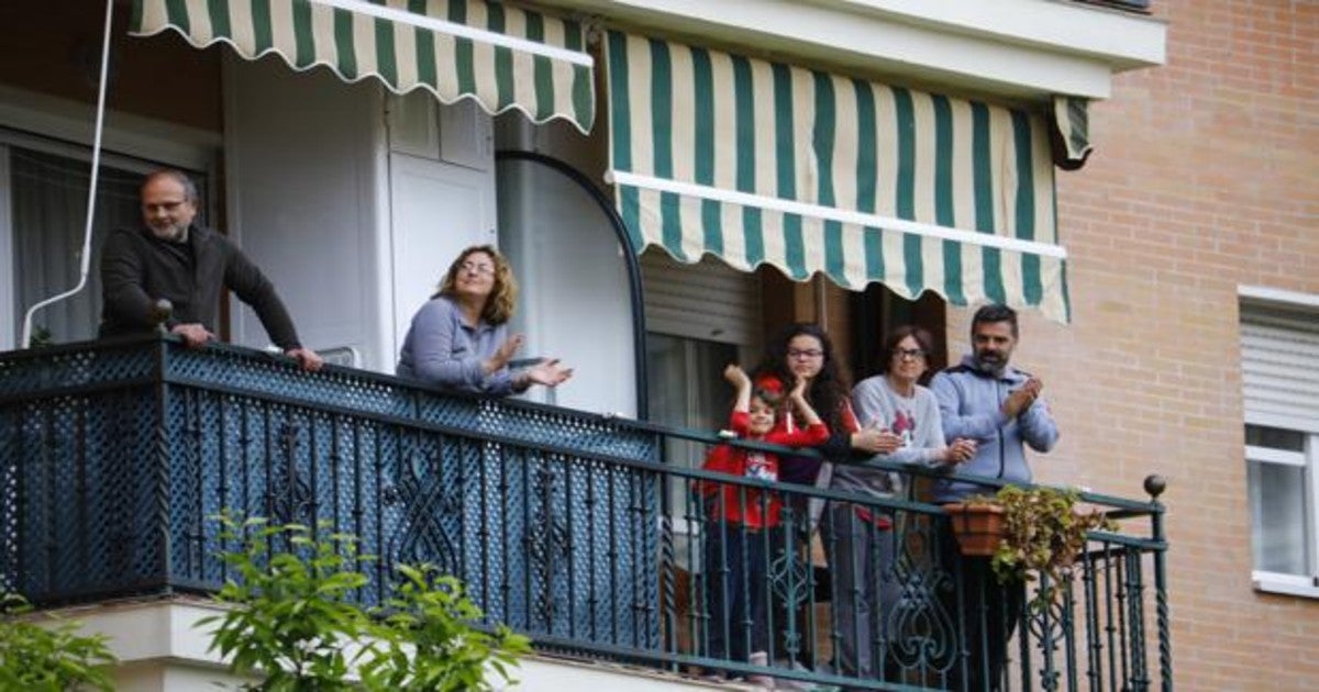 Cordobeses aplauden desde el balcón de sus casas como cada día a las ocho de la tarde