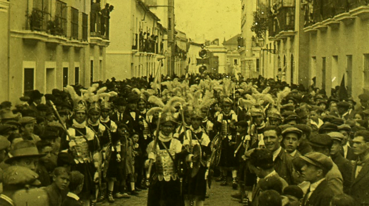 Los armaos de la Macarena, en una cinta antigua sobre la Semana Santa de Sevilla