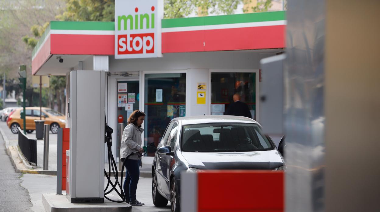 Una conductora echa gasolina a su coche durante el estado de alarma en la céntrica gasolineras de Colón