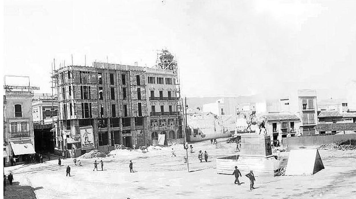 Proceso de urbanización de la plaza, hace un siglo